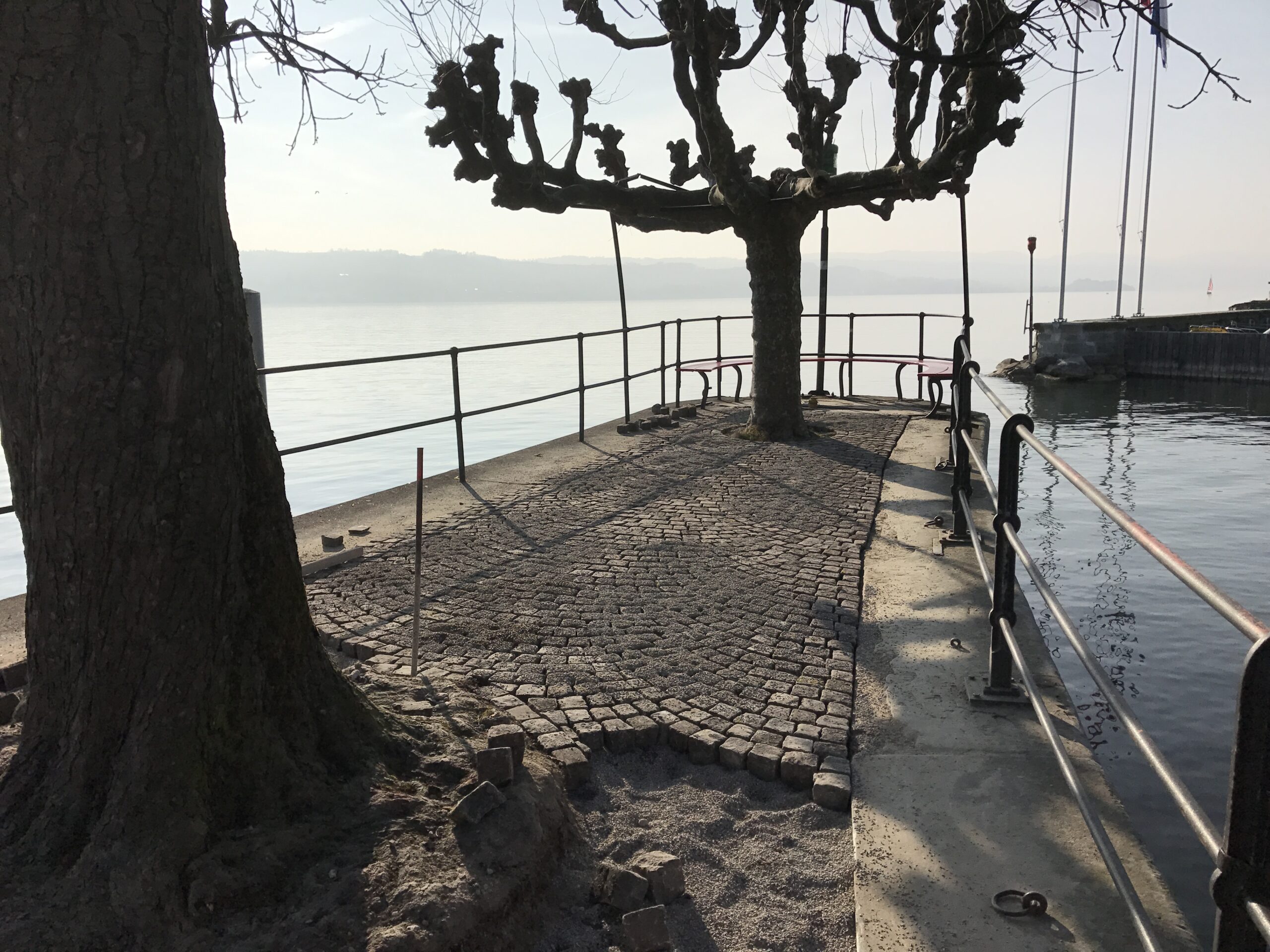 Pflästerung mit Grubersteinen auf der Hafenmole Stäfa