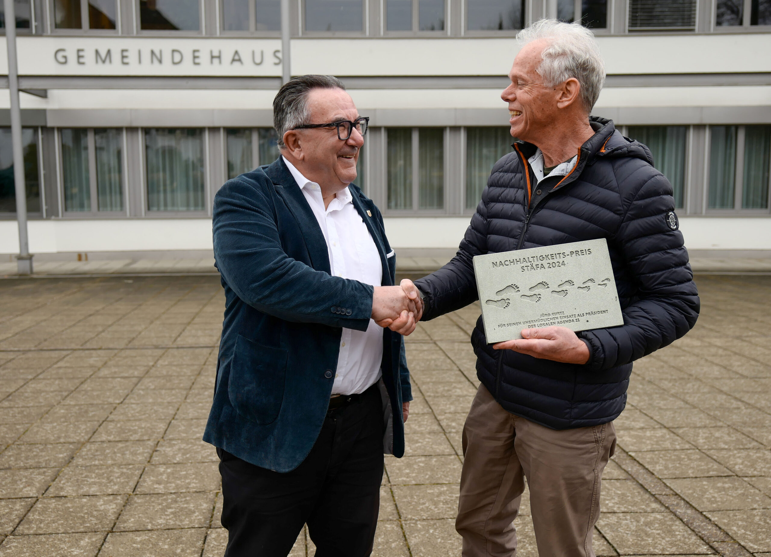 Übergabe des Stäfner Nachhaltikgeits-Preis 2024 von Gemeindepräsident Christian Haltner an den ehemaligen Vereinspräsidenten des Verein Lokale Agenda 21 Stäfa, Jürg Kurz